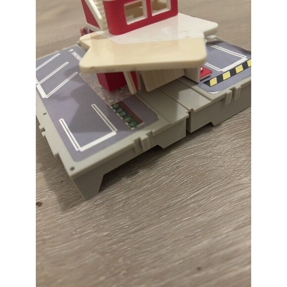VINTAGE Micro Machines Travel City HOSPITAL Playset 1987 Galoob + Red Car - Picture 4 of 6